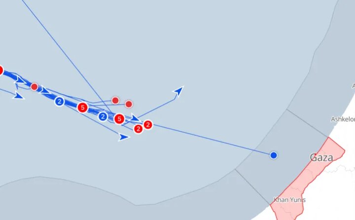 یک قایق از ناوگان صمود وارد ساحل غزه شد/ ۲۳ قایق دیگر در راه هستند
