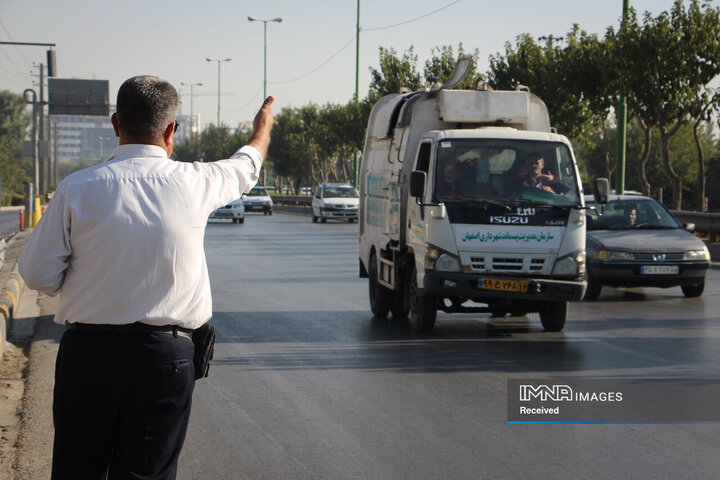 فعالیت تیم های گشت بازرسی سازمان مدیریت حمل‌و‌نقل بار شهرداری اصفهان در طرح ستاد مهر