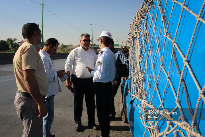 فعالیت تیم های گشت بازرسی سازمان مدیریت حمل‌و‌نقل بار شهرداری اصفهان در طرح ستاد مهر