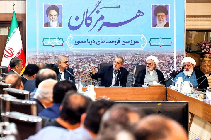 انتقاد رئیس‌جمهور از تمرکزگرایی/ مسیر توسعه را باید به سمت خلیج فارس هدایت کنیم