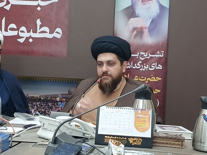 علامه حسن‌زاده آملی شخصیتی جامع و بی‌نظیر بود