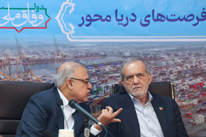 انتقاد رئیسجمهور از تمرکزگرایی/ مسیر توسعه را باید به سمت خلیج فارس هدایت کنیم