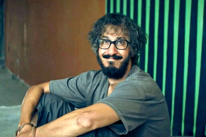 مرد عینکی از دایناسور سبقت گرفت