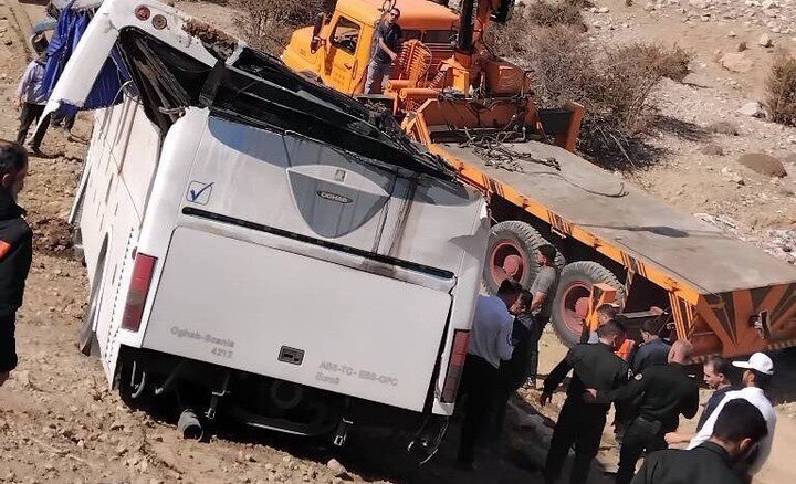 انحراف اتوبوس مسافربری در محور مرودشت-شیراز با ۸ مصدوم