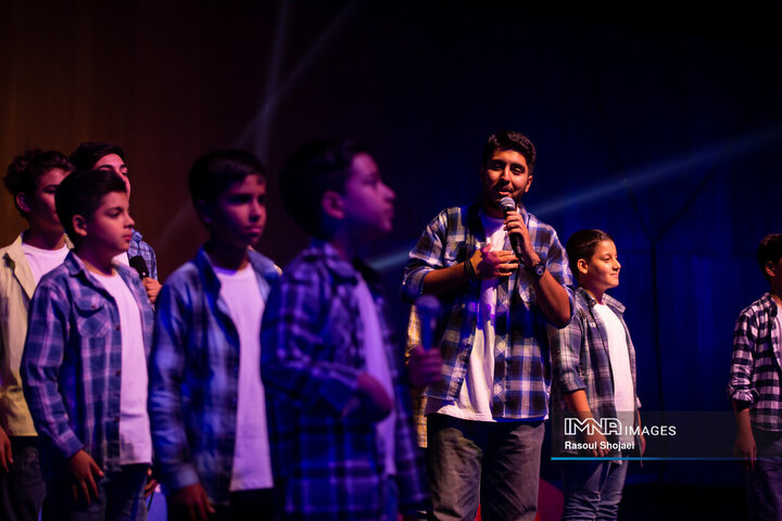 طنین سرود «ای ایران» در افتتاحیه سیوهفتمین جشنواره فیلمهای کودکان و نوجوانان + فیلم