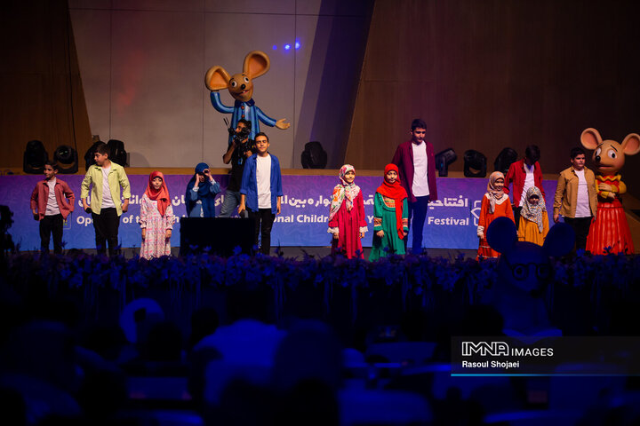 نخستین شماره نشریه «شاپرک» همزمان با آغاز سی‌وهفتمین جشنواره فیلم‌ کودک منتشر شد