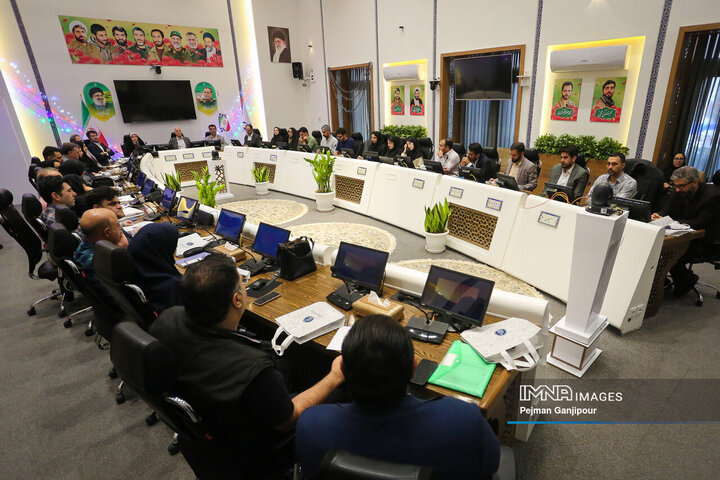 نشست هم‌اندیشی نخبگان و استعدادهای برتر با شهردار اصفهان