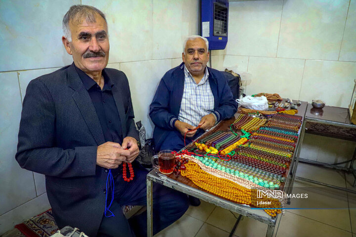 بازار تسبیح‌های قدیمی کردستان