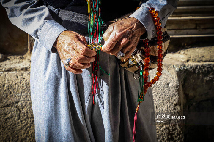 بازار تسبیح‌های قدیمی کردستان