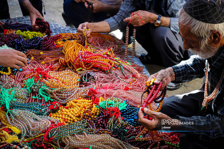 بازار تسبیح‌های قدیمی کردستان