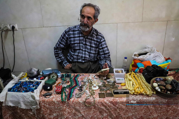 بازار تسبیح‌های قدیمی کردستان