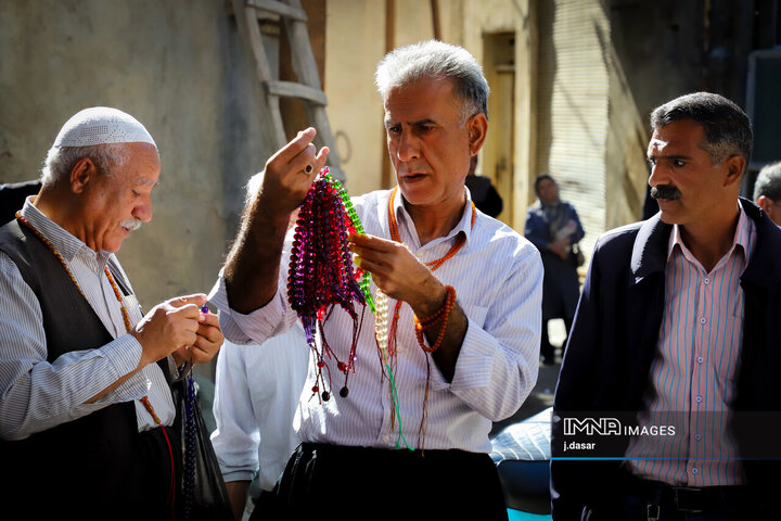 بازار تسبیح‌های قدیمی کردستان