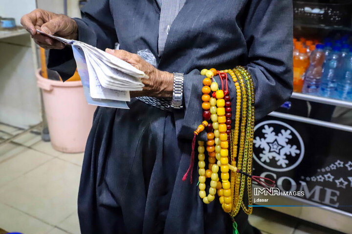 بازار تسبیح‌های قدیمی کردستان