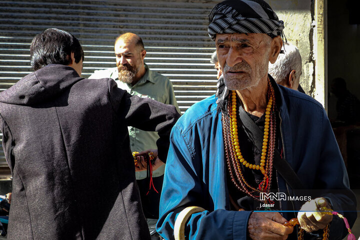 بازار تسبیح‌های قدیمی کردستان