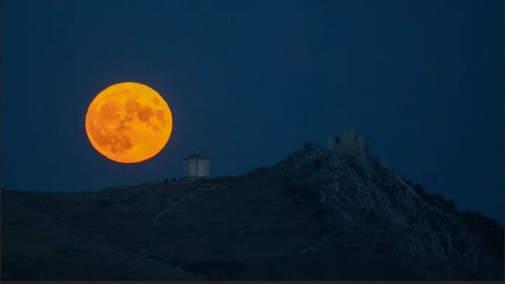 طلوع «Harvest Moon»  ابرماه نادر پاییزی همراه با بارش شهابی