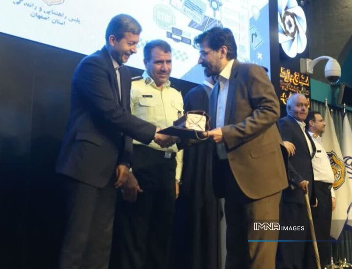 تجلیل از مدیر منطقه ۱۰ اصفهان به‌عنوان مدیر نمونه حوزه مدیریت حمل‌ونقل و ترافیک شهری