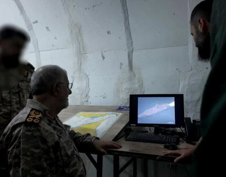 سردار پاکپور درحال تماشای ناو آمریکایی