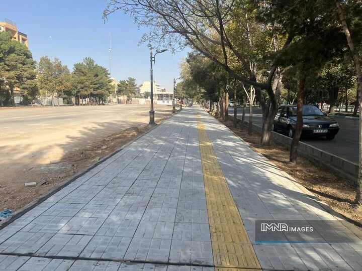 آغاز عملیات بهسازی پیاده‌روهای خیابان‌های بهارستان غربی و روحانی در منطقه ۱۲ اصفهان
