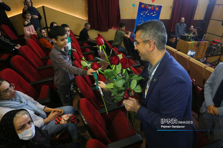 حضور عوامل سی‌و‌هفتمین جشنواره بین‌المللی فیلم‌های کودکان و نوجوانان در بیمارستان امام حسین(ع)