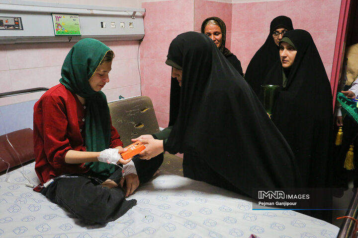 حضور عوامل سی‌و‌هفتمین جشنواره بین‌المللی فیلم‌های کودکان و نوجوانان در بیمارستان امام حسین(ع)