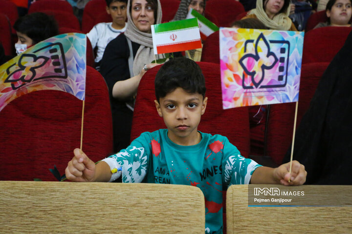 حضور عوامل سی‌و‌هفتمین جشنواره بین‌المللی فیلم‌های کودکان و نوجوانان در بیمارستان امام حسین(ع)