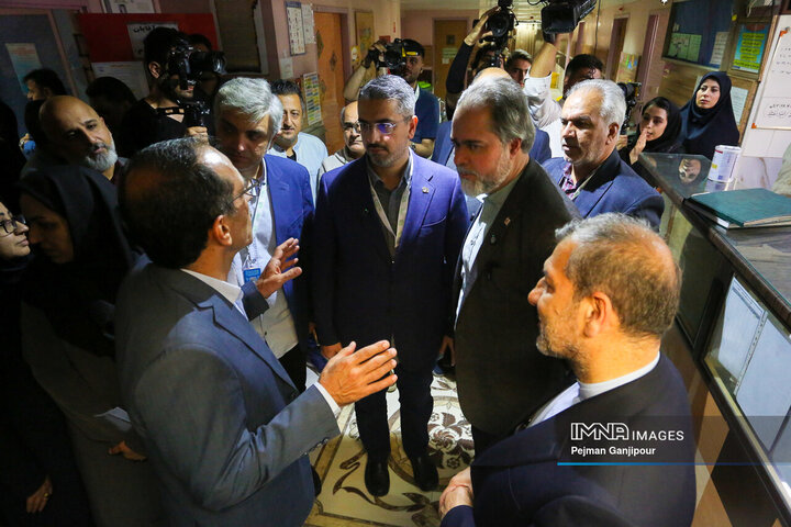 حضور عوامل سی‌و‌هفتمین جشنواره بین‌المللی فیلم‌های کودکان و نوجوانان در بیمارستان امام حسین(ع)