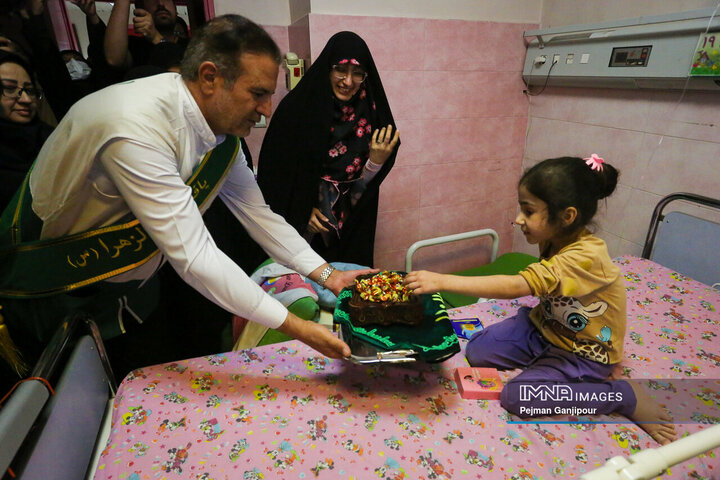 حضور عوامل سی‌و‌هفتمین جشنواره بین‌المللی فیلم‌های کودکان و نوجوانان در بیمارستان امام حسین(ع)