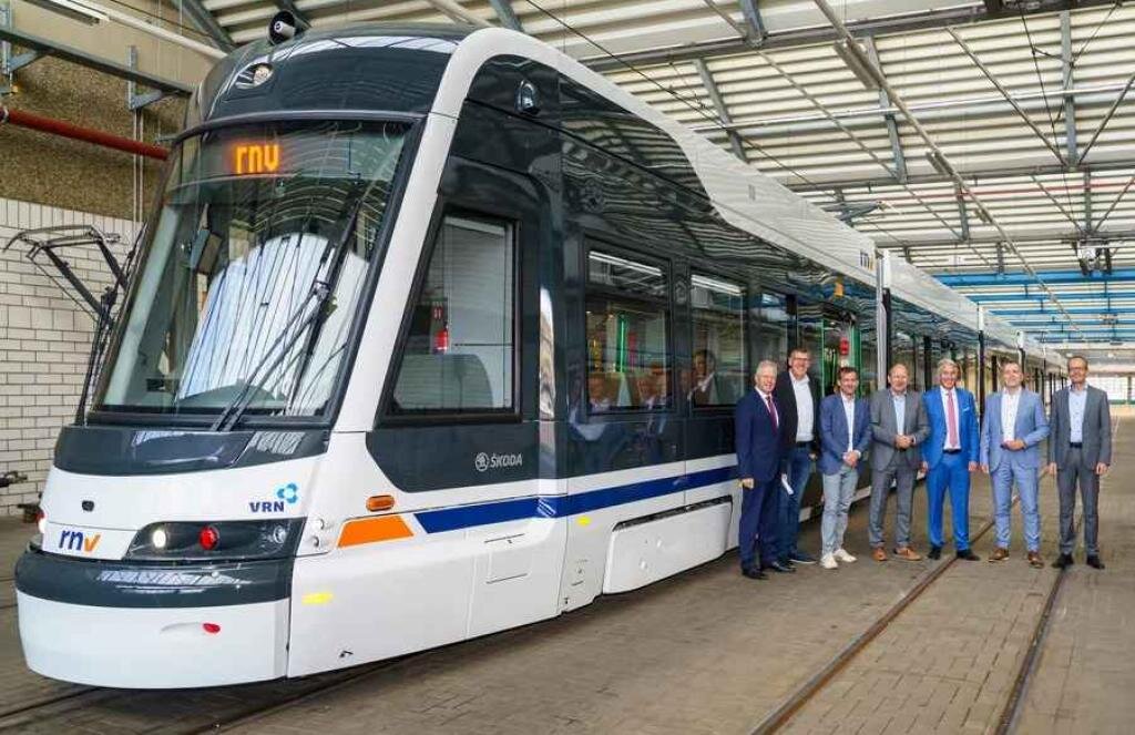 طولانی ترین تراموای جهان در خیابان های آلمان به راه افتاد