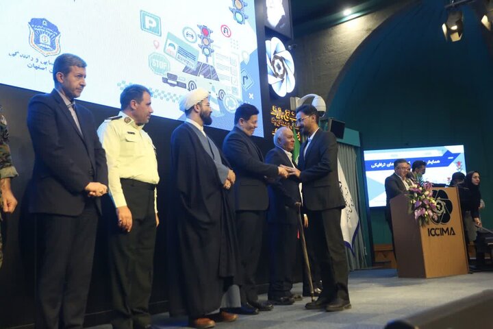 تجلیل از مدیرعامل سازمان مدیریت حمل‌ونقل بار شهرداری اصفهان به‌عنوان مدیر نمونه ترافیکی