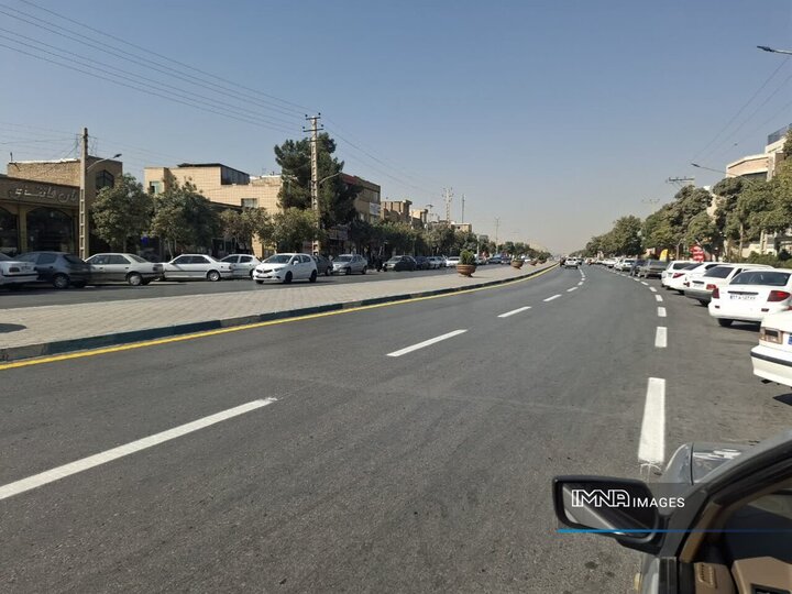 خط‌کشی و رنگ‌آمیزی معابر منطقه ۱۲ اصفهان برای ارتقای ایمنی تردد شهروندان