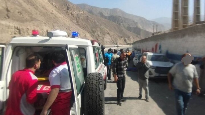 ۸ مصدوم و یک جان‌باخته در حادثه برخورد دو خودرو با عابرین در محور هراز