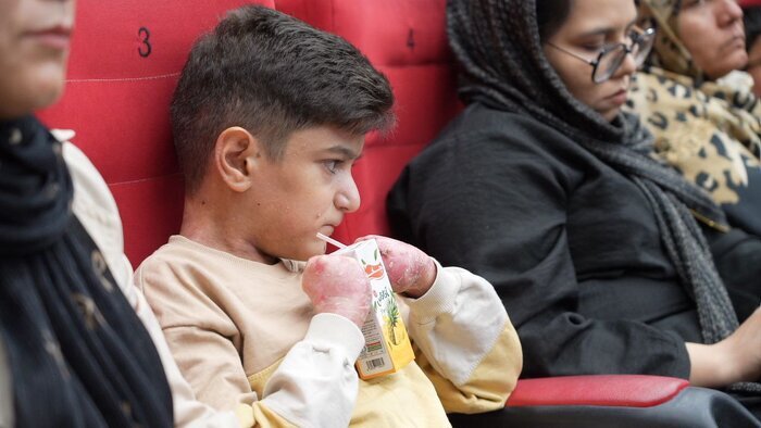 مستند «چشمهای نگران، زخمهای منتظر» رونمایی شد؛ روایت مقاومت بیماران پروانهای در جنگ