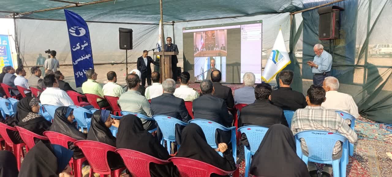 کلنگ نیروگاه خورشیدی ۱۰۰ مگاواتی اردستان به زمین خورد