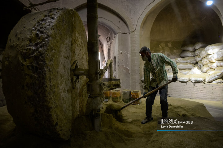 حنا بر دستان کویر؛ احیای آیین کهن «حنا سابی» در یزد