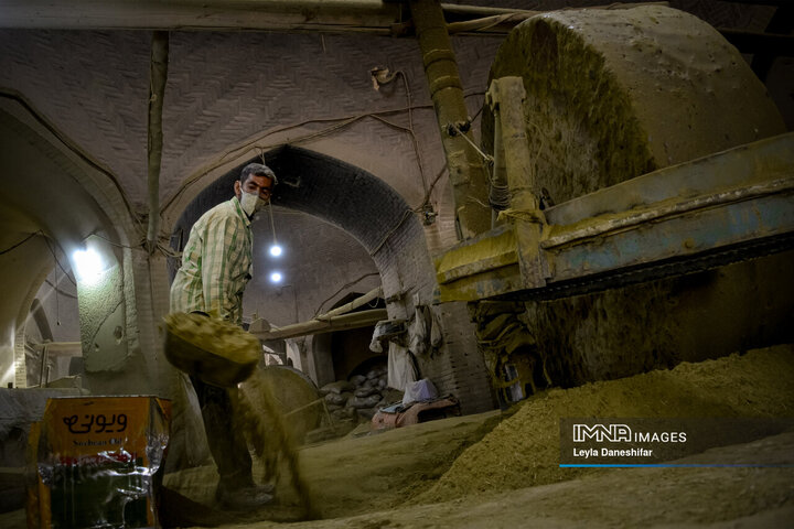 حنا بر دستان کویر؛ احیای آیین کهن «حنا سابی» در یزد