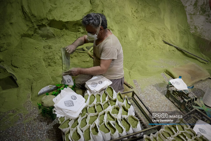 حنا بر دستان کویر؛ احیای آیین کهن «حنا سابی» در یزد