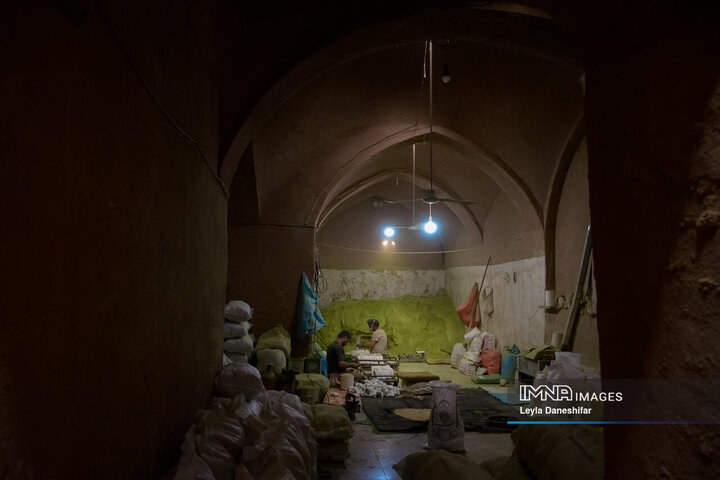 حنا بر دستان کویر؛ احیای آیین کهن «حنا سابی» در یزد