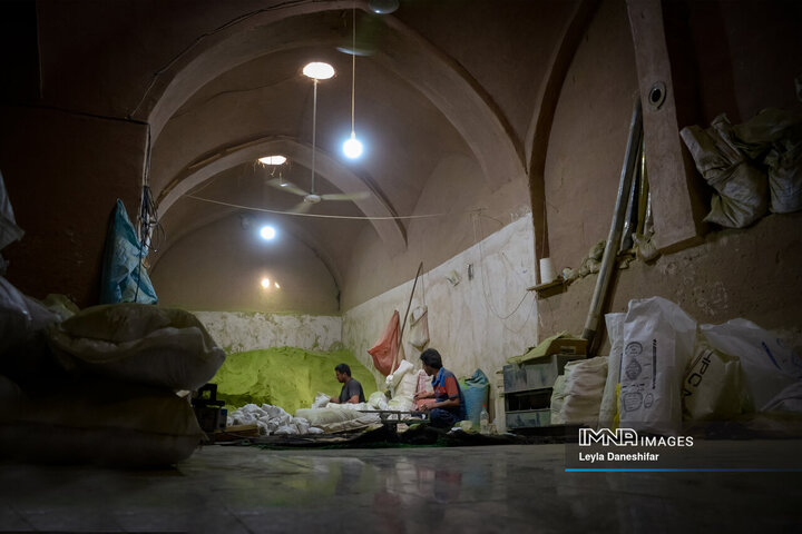 حنا بر دستان کویر؛ احیای آیین کهن «حنا سابی» در یزد