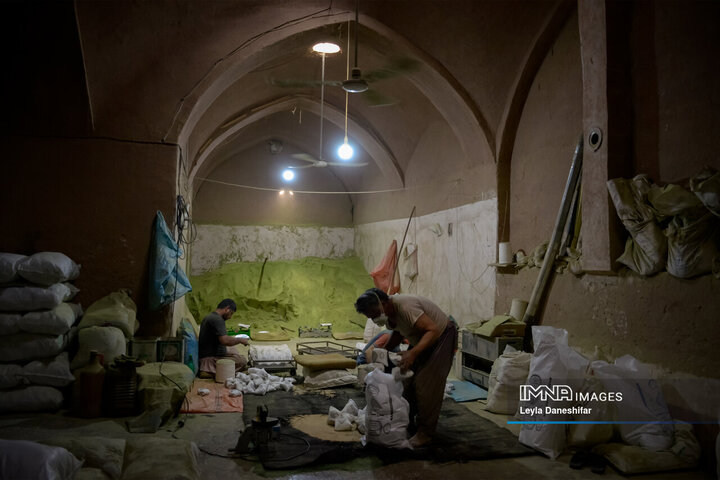 حنا بر دستان کویر؛ احیای آیین کهن «حنا سابی» در یزد