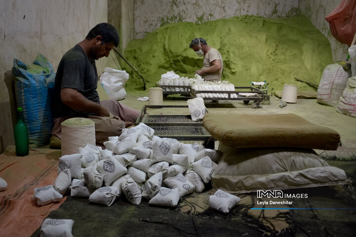 حنا بر دستان کویر؛ احیای آیین کهن «حنا سابی» در یزد