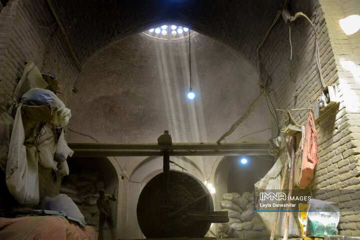 حنا بر دستان کویر؛ احیای آیین کهن «حنا سابی» در یزد