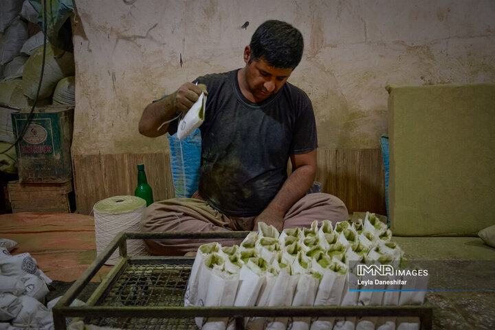 حنا بر دستان کویر؛ احیای آیین کهن «حنا سابی» در یزد