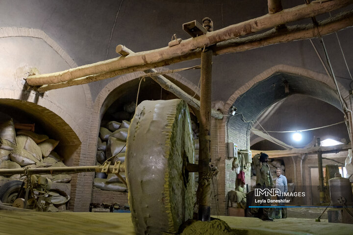 حنا بر دستان کویر؛ احیای آیین کهن «حنا سابی» در یزد