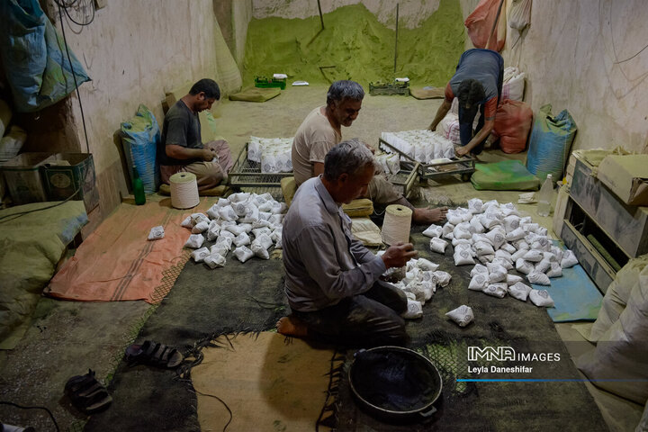 حنا بر دستان کویر؛ احیای آیین کهن «حنا سابی» در یزد