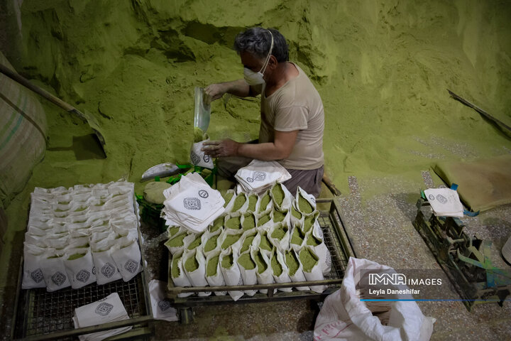 حنا بر دستان کویر؛ احیای آیین کهن «حنا سابی» در یزد