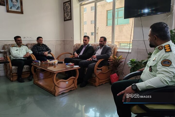تقدیر مدیر منطقه ۷ اصفهان از کارکنان کلانتری ۱۹ و ۱۳ در هفته نیروی انتظامی