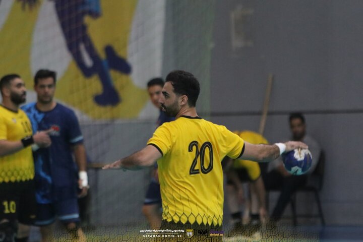 جنگ تحمیلی سپاهان نوین را از لیگ‌برتر جدا کرد/ فدراسیون نوینی‌ها را در لیگ نگه می‌دارد؟
