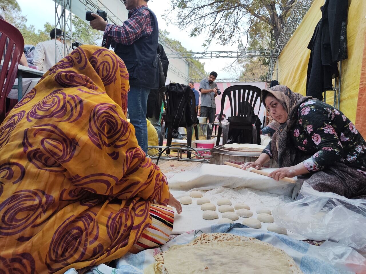 یک لقمه فرهنگ، یک مشت مهر