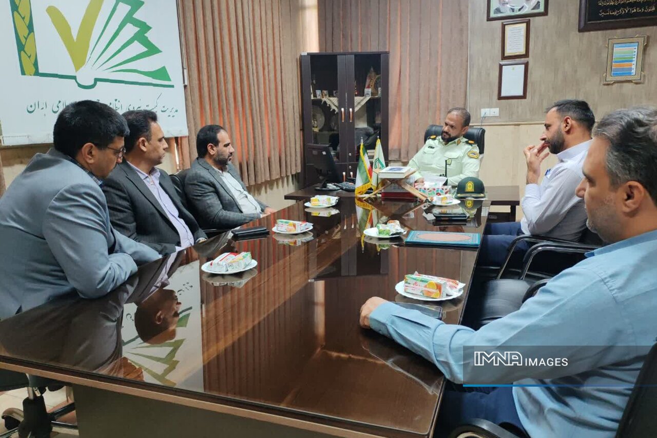 تقدیر مدیر منطقه ۷ اصفهان از کارکنان کلانتری ۱۹ و ۱۳ در هفته نیروی انتظامی