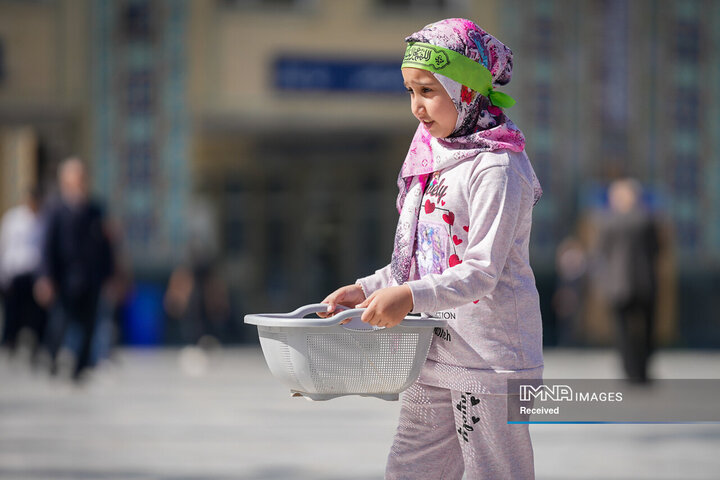 خادمی رزمندگان لشکر 14 امام حسین (ع) در چایخانه حضرت رضا (ع)